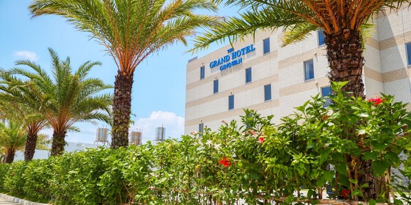 Un edificio de hotel con un letrero que dice "The Grand Hotel Gnowan".