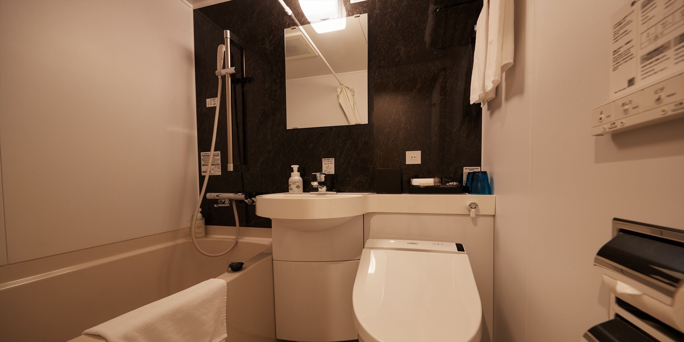Un baño con inodoro, lavabo y ducha.