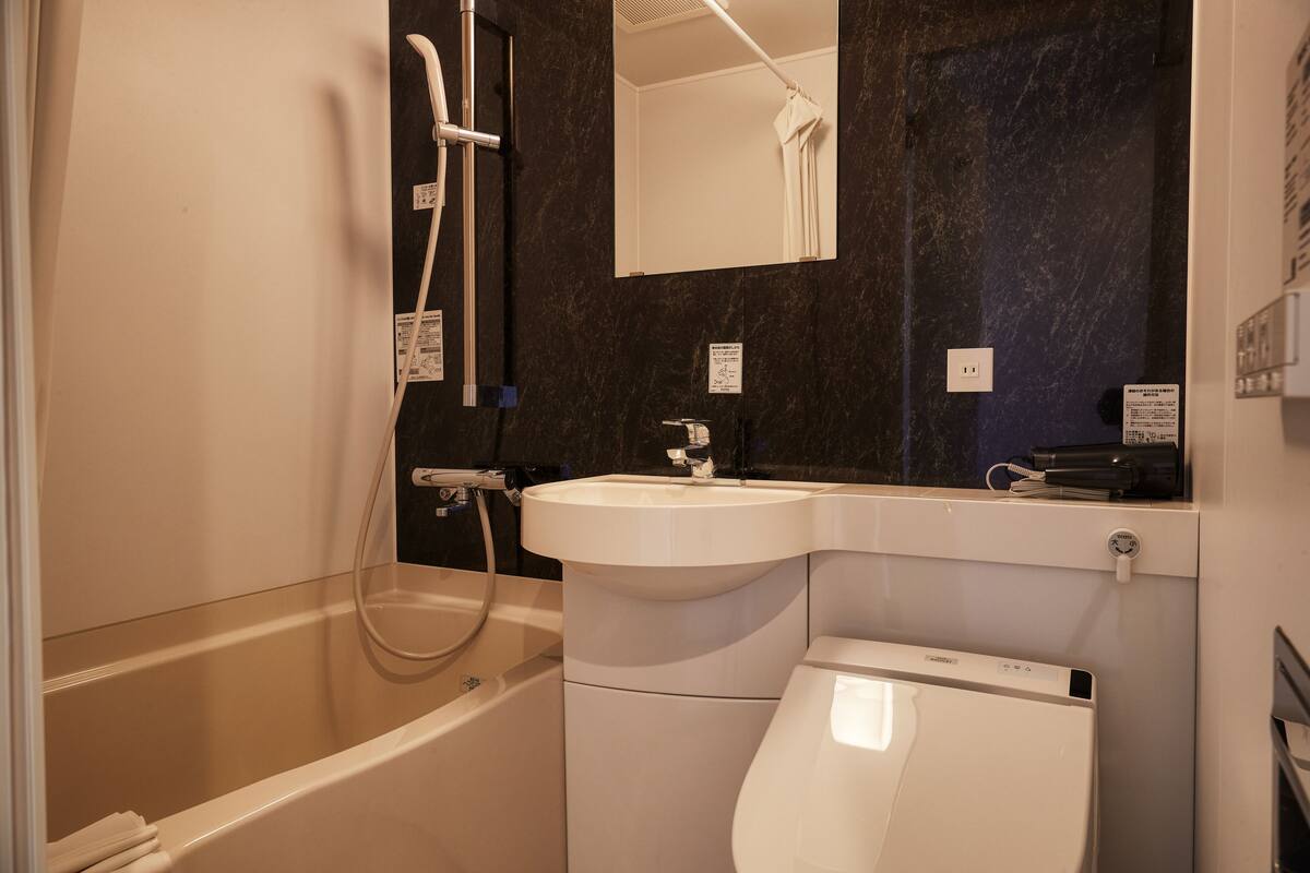 standard single room, 1 queen bed, non smoking | bathroom | free toiletries, hair dryer, bathrobes, slippers