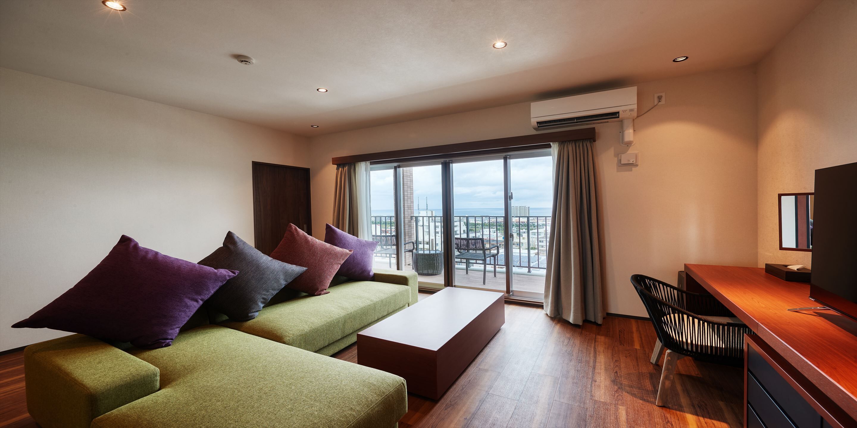 deluxe suite, non smoking | living room | flat-screen tv