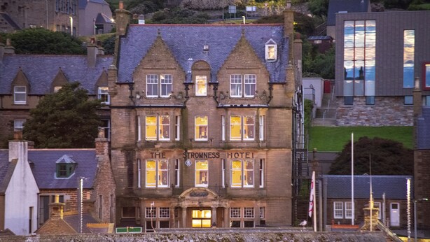 Un edificio histórico con una entrada destacada y varias ventanas, señalado como 