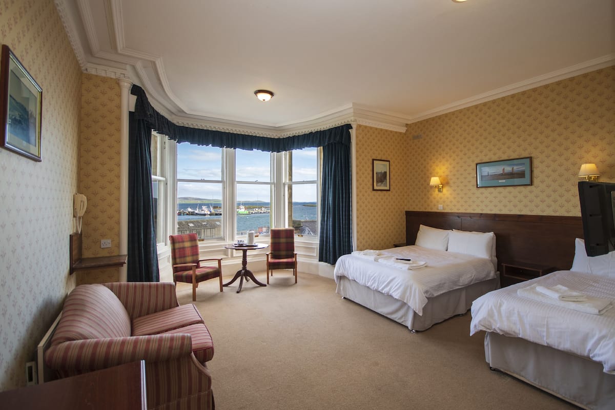 Deluxe Triple Room | Desk, laptop workspace, free WiFi, bed sheets