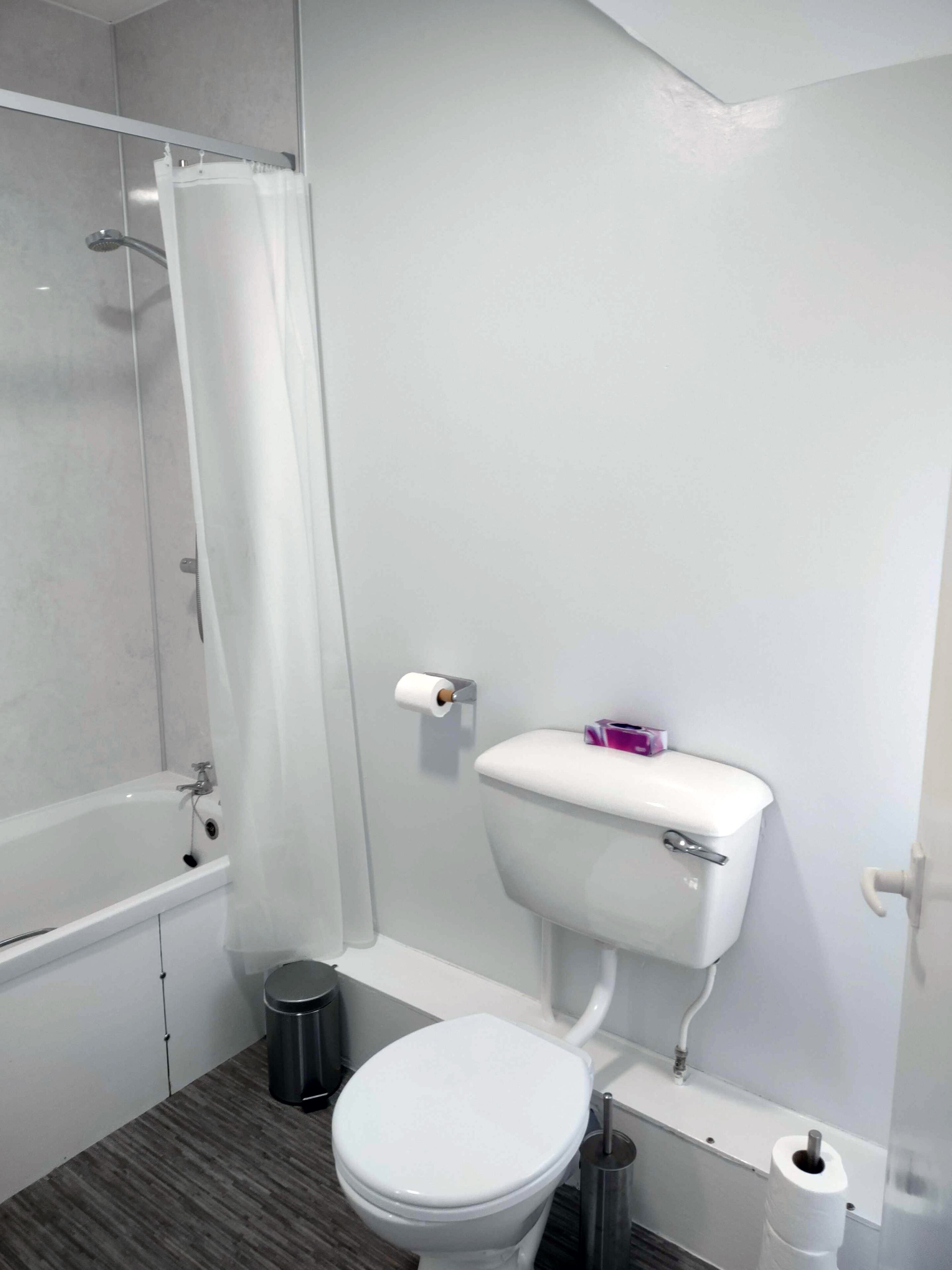 Un bagno moderno con doccia, WC e bidet.