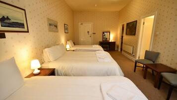 مكتب ومساحة عمل للكمبيوتر المحمول وواي فاي مجانًا وملاءات أسرّة