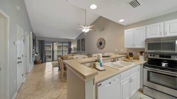 Refrigerador, microondas, horno y lavavajillas