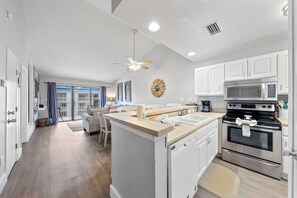 Kühlschrank, Mikrowelle, Ofen, Geschirrspüler