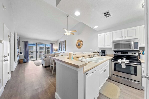 Refrigerador, microondas, horno y lavavajillas 