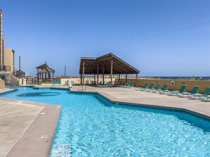 Alberca techada y alberca al aire libre