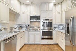 Refrigerador, microondas, horno y lavavajillas 