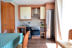 Fridge, microwave, oven, coffee/tea maker