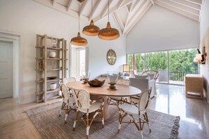 Unclassified image, 4 of 33, button