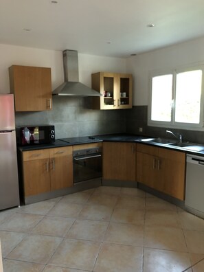 Fridge, microwave, oven, stovetop - Maison Début de Presquîle (Surzur)