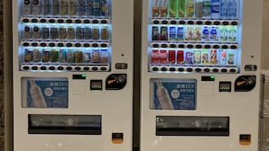 Dos máquinas expendedoras con diferentes bebidas y aperitivos.