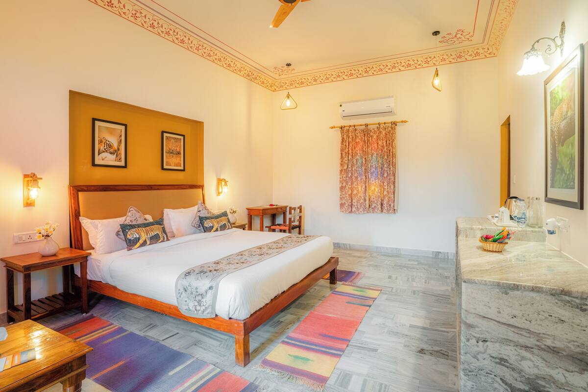 Deluxe Room | 1 bedroom, in-room safe, desk, laptop workspace
