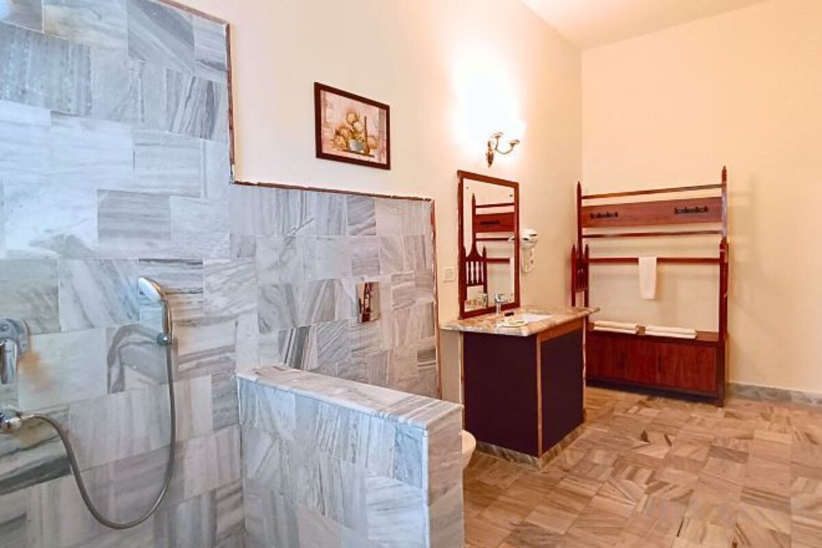 Badezimmer | Dusche, kostenlose Toilettenartikel, Hausschuhe, Handtücher