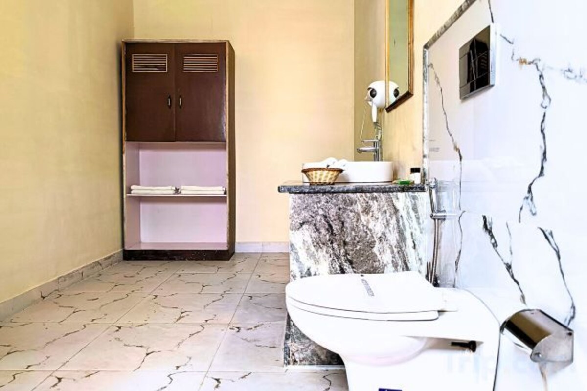 Badezimmer | Dusche, kostenlose Toilettenartikel, Hausschuhe, Handtücher