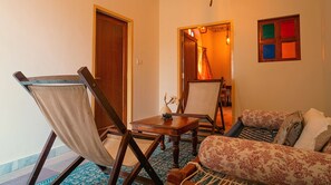 In-room safe, desk, laptop workspace, blackout curtains - Anantvan Ranthambore By Greetoe Resorts (Sawai Madhopur)