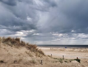 På stranden