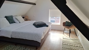 1 habitación, tabla de planchar con plancha, wifi gratis y ropa de cama