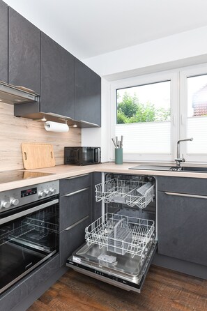 Kühlschrank, Mikrowelle, Ofen, Geschirrspüler