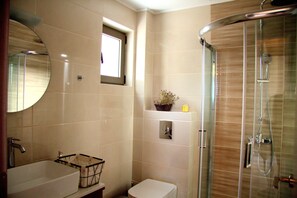 Bathroom - MELIKIRON Luxury Apartments (ΑΓ. ΝΙΚΗΤΑΣ)