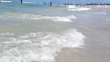 Plage à proximité, chaises longues, serviettes de plage