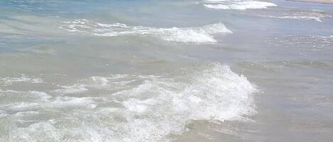 Nær stranden, solsenger og strandhåndklær