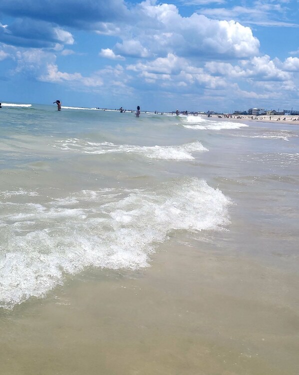 Playa en los alrededores, camastros y toallas de playa