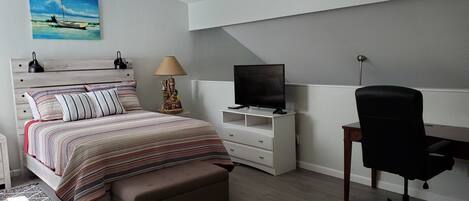 2 quartos, escrivaninha, ferros/tábuas de passar roupa