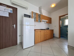Refrigerador, microondas, placa de cocina, utensilios de cocina