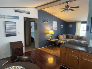 Smart TV, chimenea y futbolito