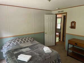 3 bedrooms, iron/ironing board, free WiFi, bed sheets - Cabana Too (Moneta)