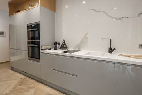 Kühlschrank, Mikrowelle, Ofen, Herdplatte