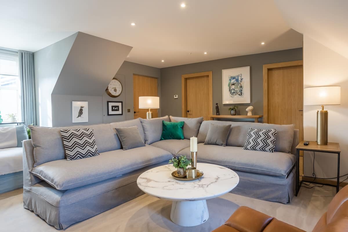 豪華公寓 | 起居區 | 75-吋電視，提供數位頻道