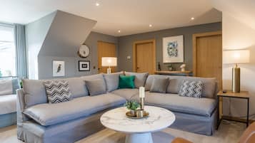 Căn hộ Deluxe | Khu phòng khách | TV 75-inch có truyền hình kỹ thuật số