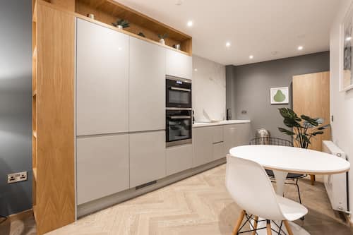 Kühlschrank, Mikrowelle, Ofen, Herdplatte