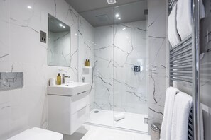 Shower, rainfall showerhead, free toiletries, hair dryer