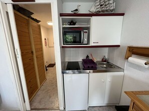 Réfrigérateur, micro-ondes, plaque de cuisson, cafetiÚre/bouilloire
