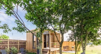 Cozy Cabin with Private Pool & Garden Views in Nantais Vineyard, Near Nantes