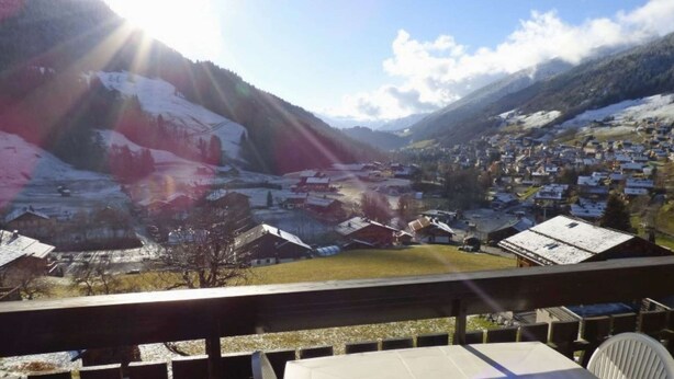 A mountainous landscape with a village and snow-covered peaks. - Pleasant mountain-style apartment for 6 near shops and cable cars (Le Grand-Bornand)