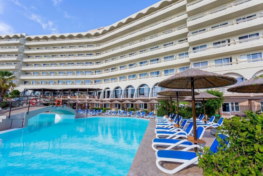 Alberca al aire libre por temporada y sombrillas en la alberca 