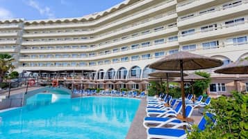 Piscine extérieure (ouverte en saison), parasols de plage