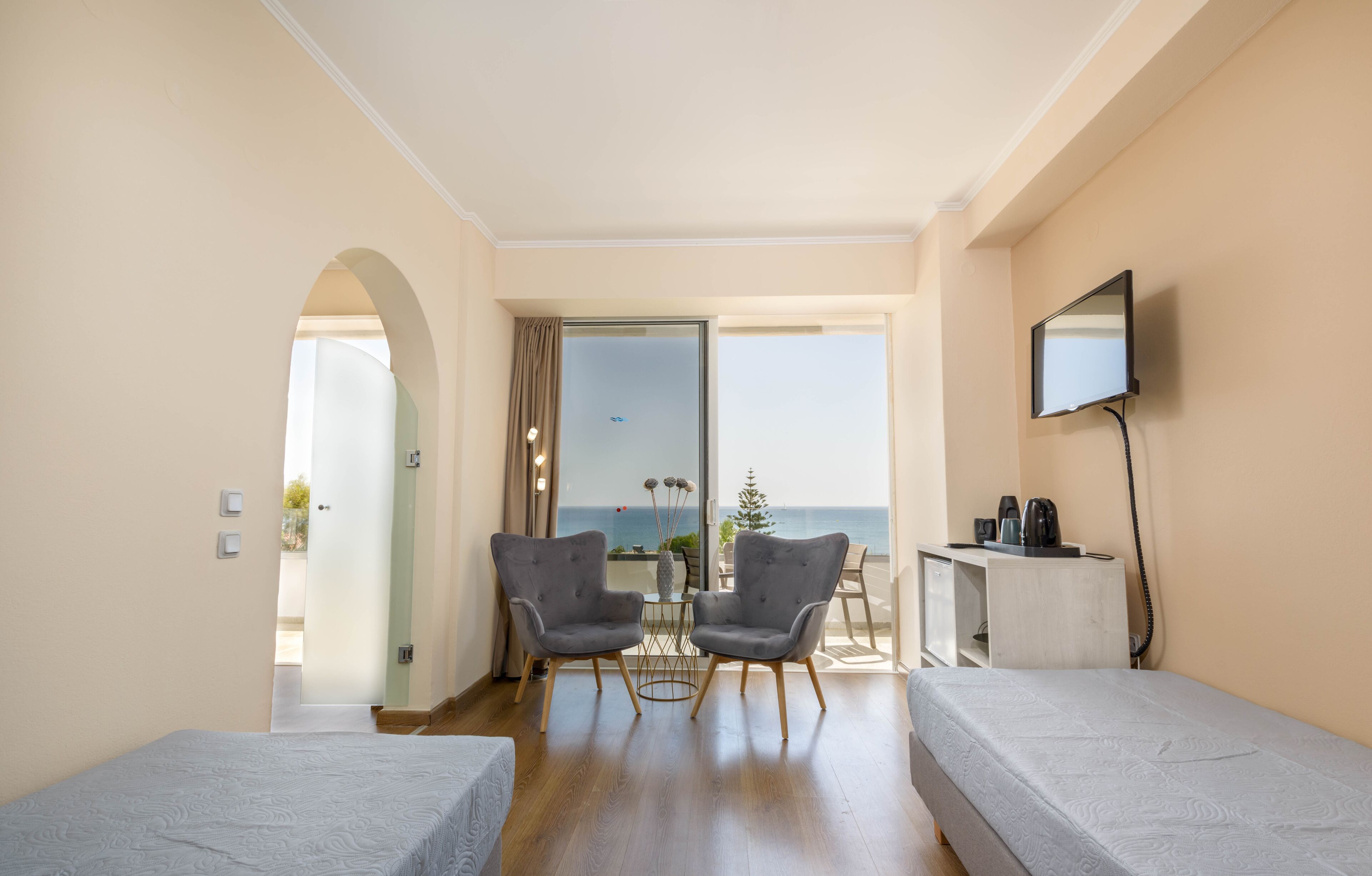 Executive-Suite | Wohnbereich | 22-Zoll-LED-Fernseher mit Satellitenempfang, Fernseher