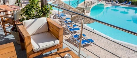 Piscine extérieure (ouverte en saison), parasols de plage