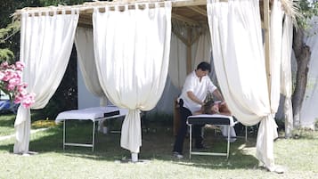 Couples treatment rooms, body treatments, aromatherapy, Swedish massages