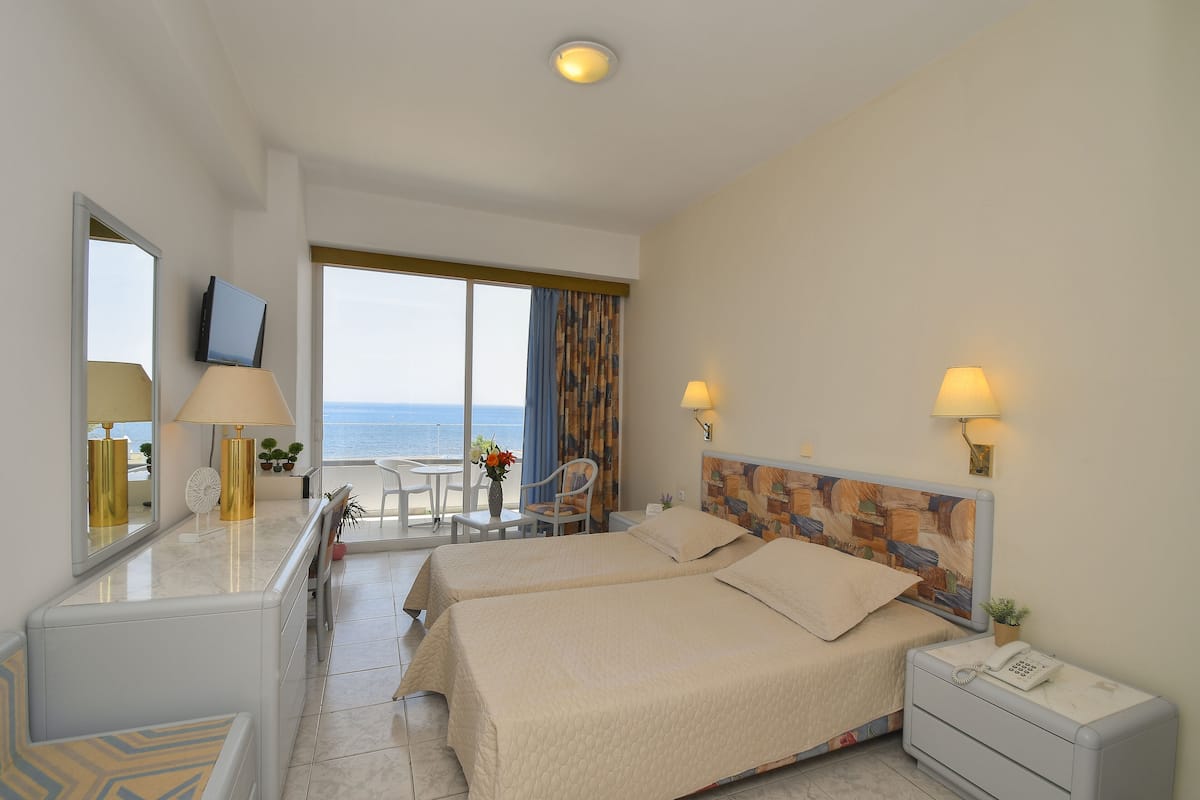 Camera Standard con letto matrimoniale o 2 letti singoli, vista oceano | Una cassaforte in camera, tende oscuranti, ferro/asse da stiro
