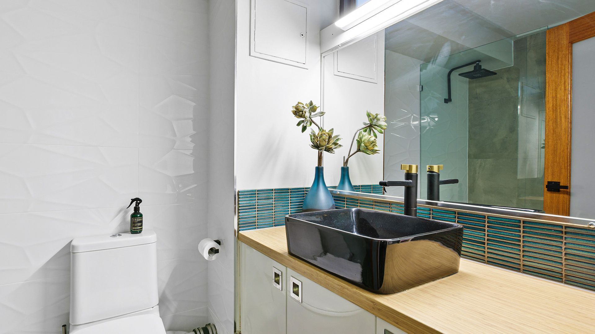 Fantastic location for this beachside Luxurious 2 Bedroom Apartment. Sit on the balcony and enjoy — image 23