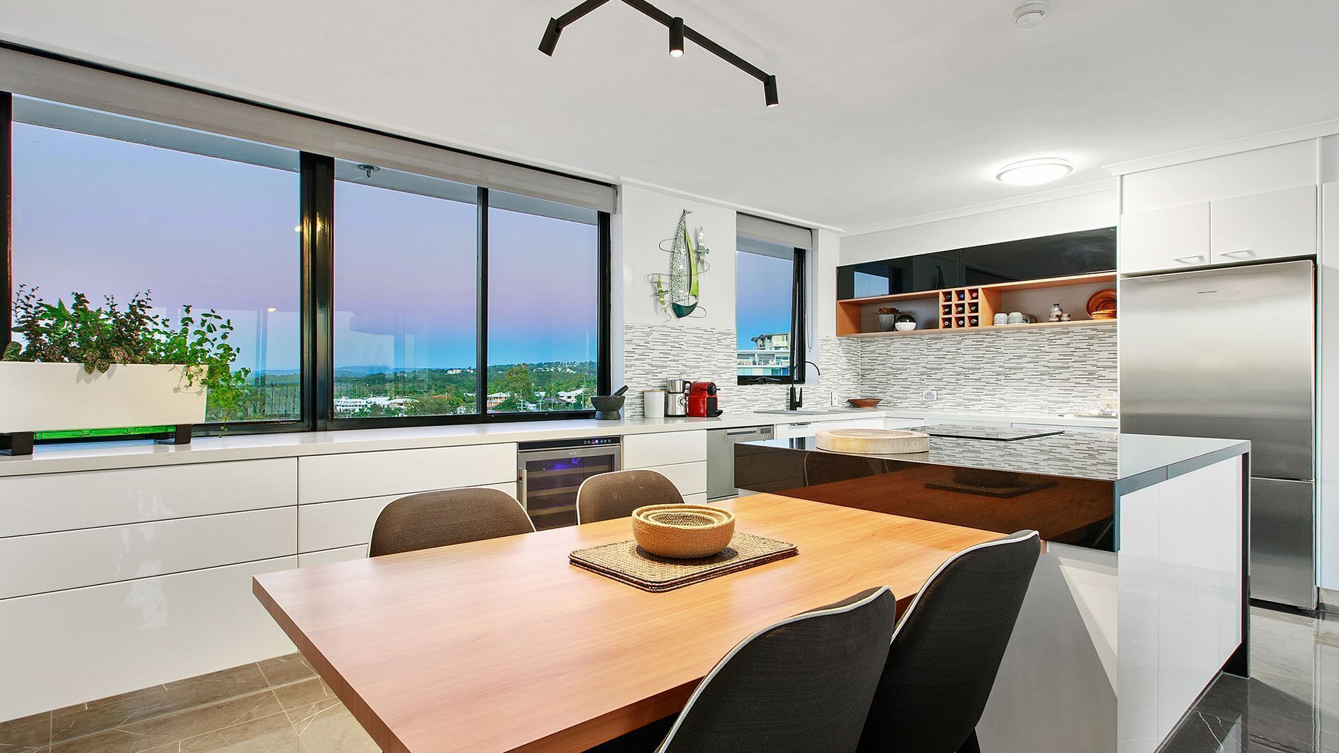 Fantastic location for this beachside Luxurious 2 Bedroom Apartment. Sit on the balcony and enjoy — image 12