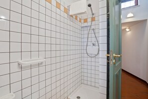 Regadera, secadora de cabello, bidet, toallas 