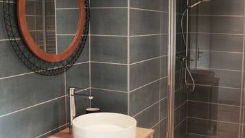 Traditional Apartment, Ensuite (Gîte Baigura GH) | Bathroom | Towels